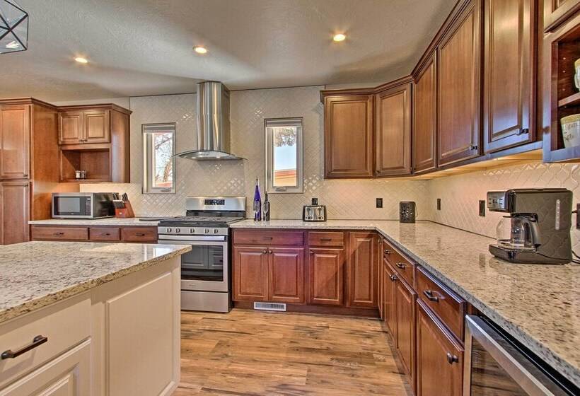 Spacious Home W/ Hot Tub, ~ 3 Mi To Giant Springs!