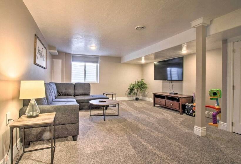 Spacious Home W/ Hot Tub, ~ 3 Mi To Giant Springs!