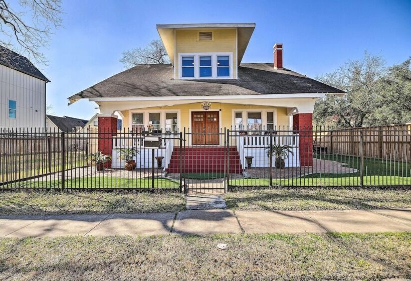 Spacious Houston Home W/ Deck ~ 2 Mi To Downtown!