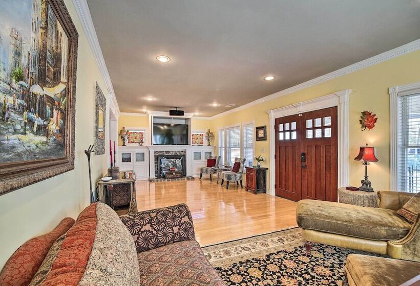 Spacious Houston Home W/ Deck ~ 2 Mi To Downtown!