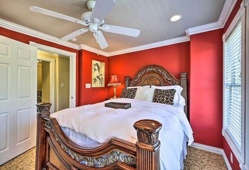 Spacious Houston Home W/ Deck ~ 2 Mi To Downtown!