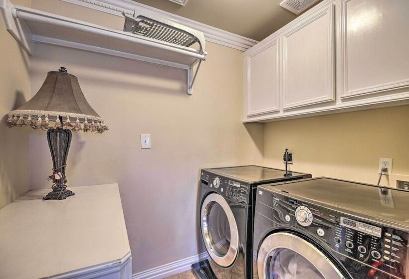 Spacious Houston Home W/ Deck ~ 2 Mi To Downtown!