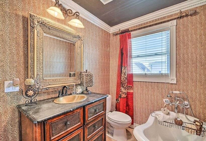 Spacious Houston Home W/ Deck ~ 2 Mi To Downtown!