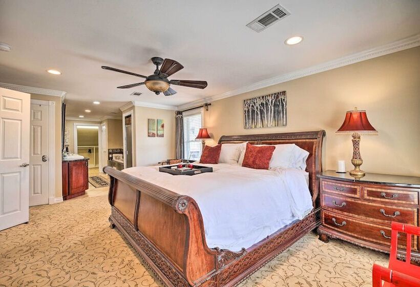 Spacious Houston Home W/ Deck ~ 2 Mi To Downtown!