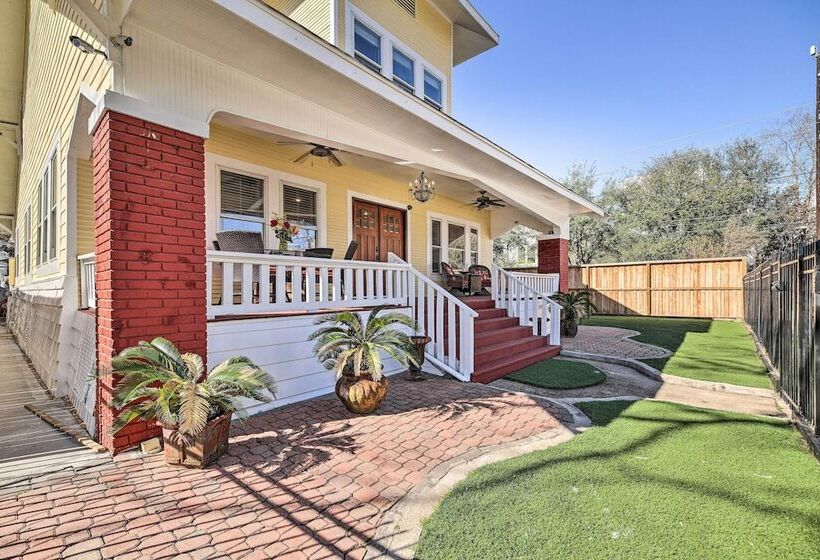 Spacious Houston Home W/ Deck ~ 2 Mi To Downtown!