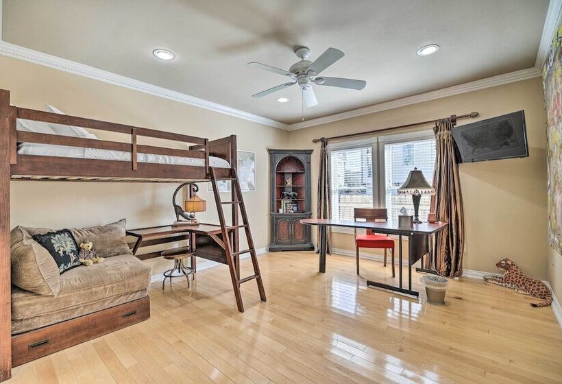 Spacious Houston Home W/ Deck ~ 2 Mi To Downtown!