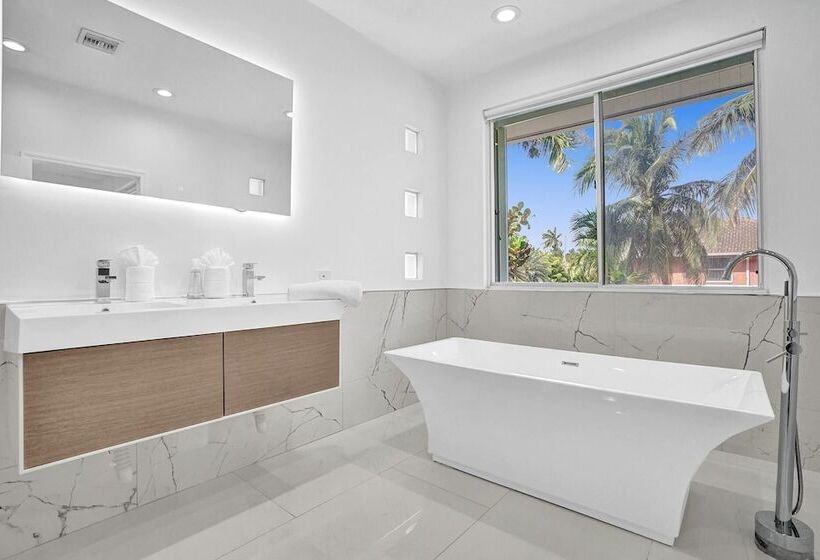 Intercostal Beauty With Heated Pool + Spa!