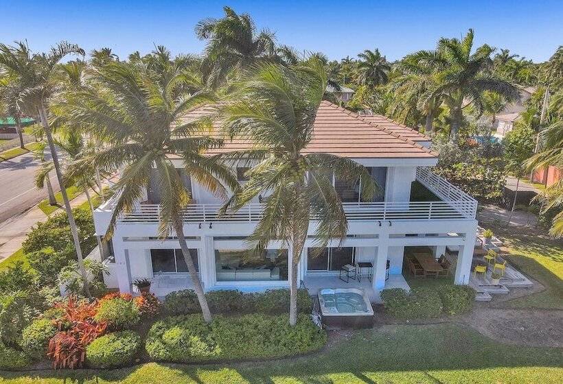 Intercostal Beauty With Heated Pool + Spa!