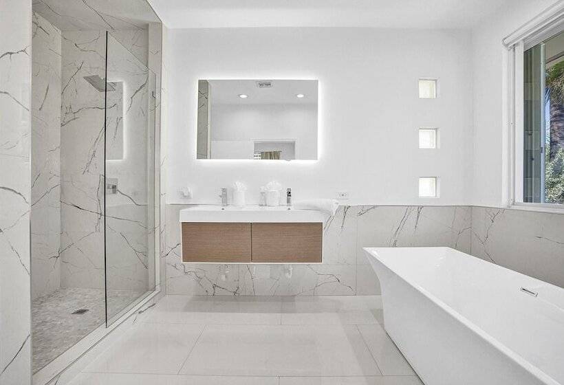 Intercostal Beauty With Heated Pool + Spa!