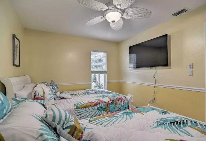 Sunny Seminole Gem With Screened Lanai & Pool!