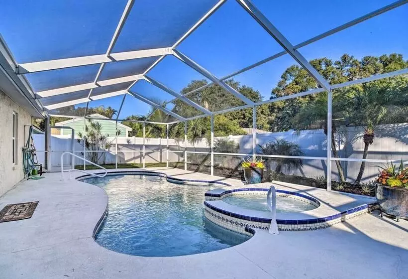 Sunny Seminole Gem With Screened Lanai & Pool!