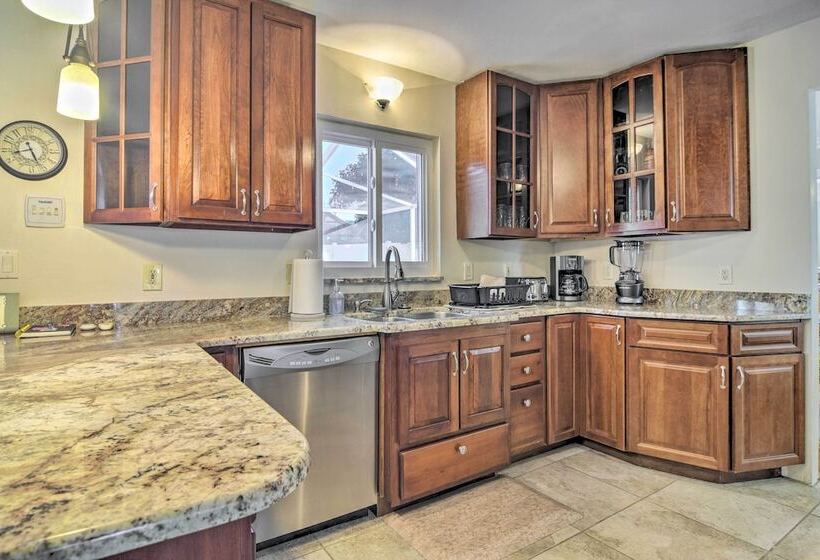 Sunny Seminole Gem With Screened Lanai & Pool!