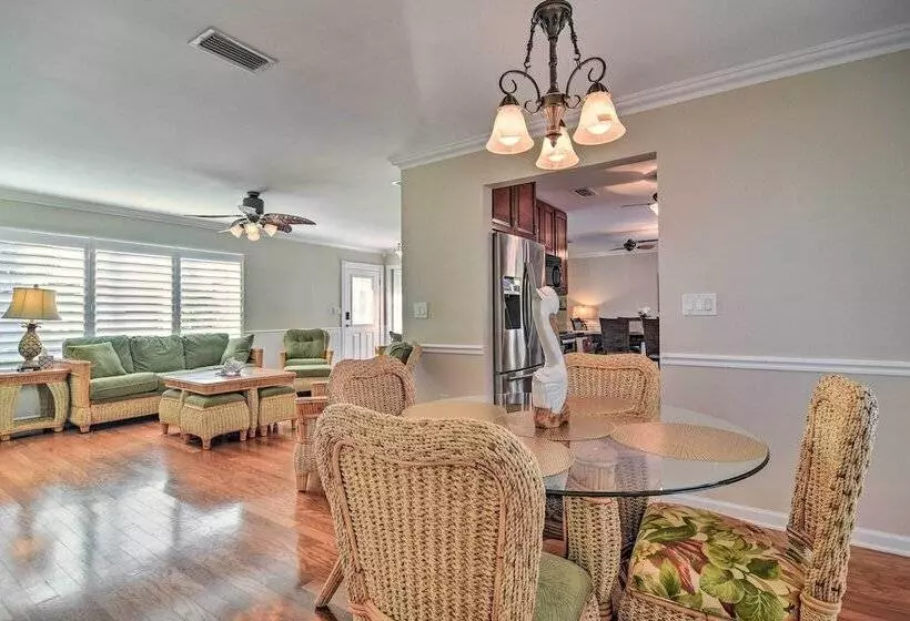 Sunny Seminole Gem With Screened Lanai & Pool!