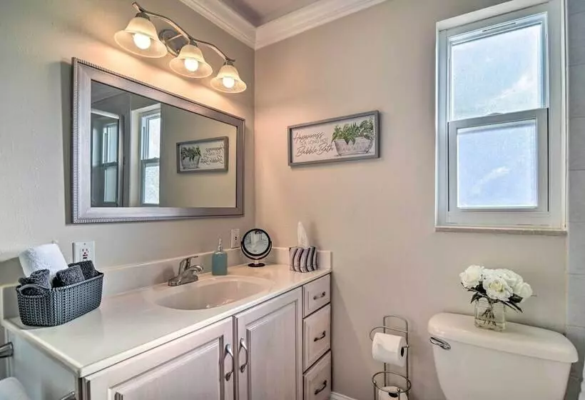 Sunny Seminole Gem With Screened Lanai & Pool!