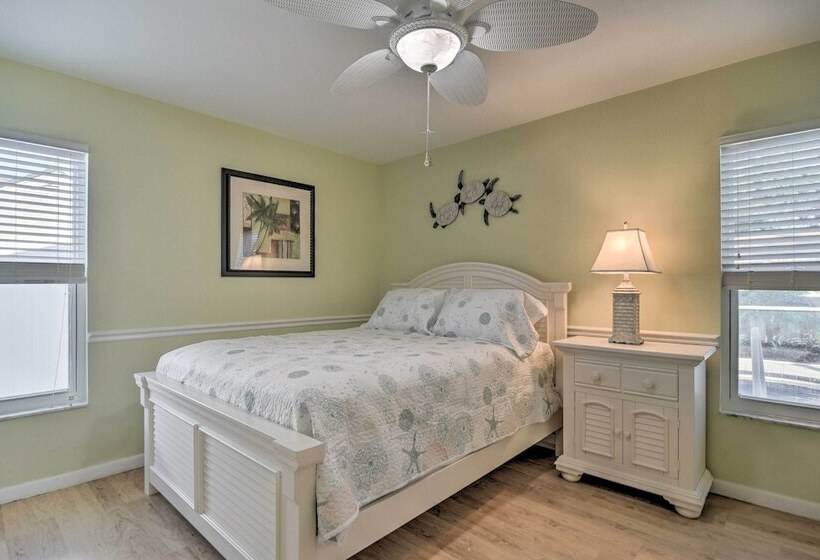 Sunny Seminole Gem With Screened Lanai & Pool!