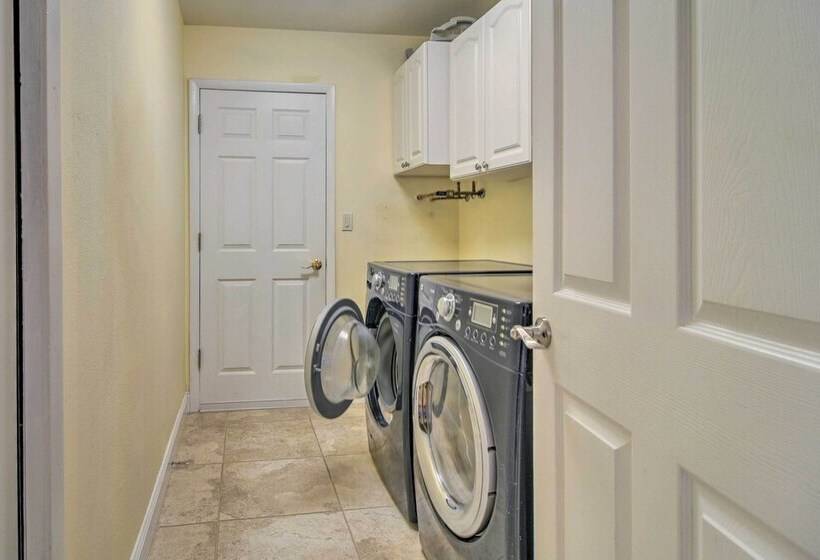 Sunny Seminole Gem With Screened Lanai & Pool!