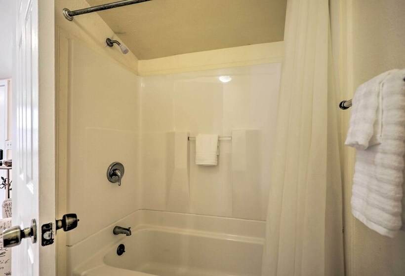 Surfside Oceanfront Cottage W/ Beach Access!