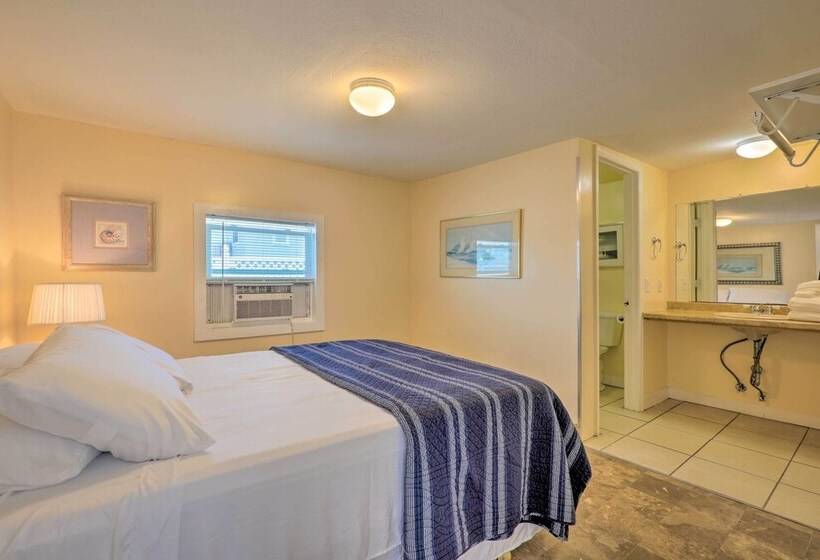 Surfside Oceanfront Cottage W/ Beach Access!