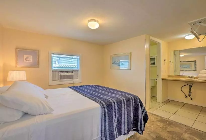 Surfside Oceanfront Cottage W/ Beach Access!