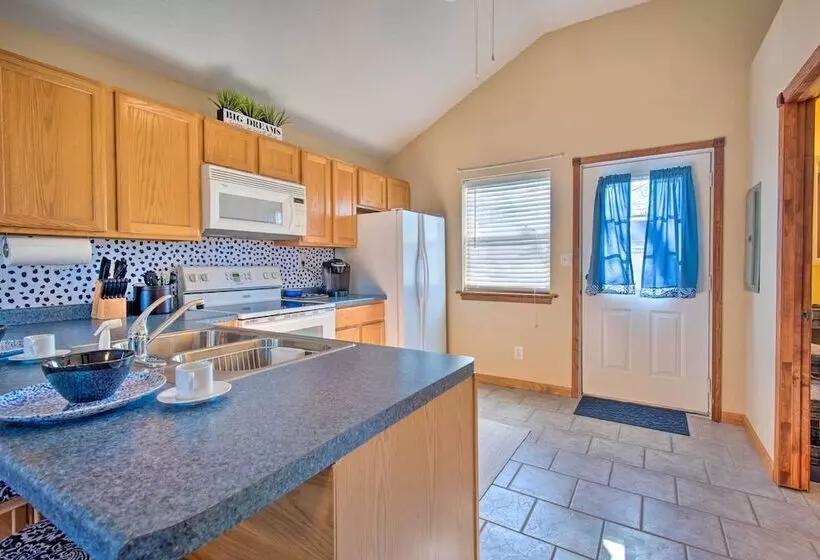 The Brewer Guesthouse  Tiny Home W/ Patio & Yard!