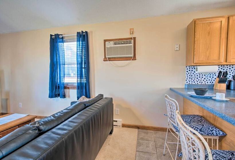 The Brewer Guesthouse  Tiny Home W/ Patio & Yard!