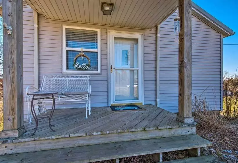 The Brewer Guesthouse  Tiny Home W/ Patio & Yard!