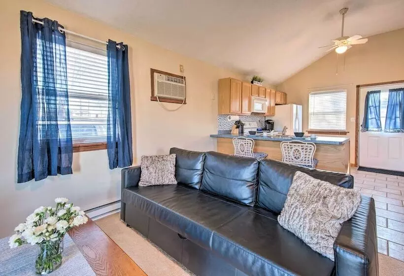 The Brewer Guesthouse  Tiny Home W/ Patio & Yard!