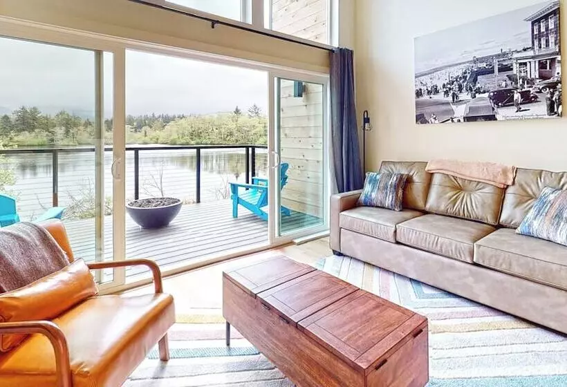 The Commons   Urban Coastal Lodging