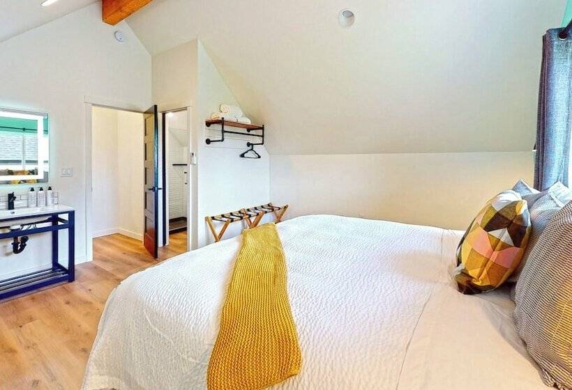 The Commons   Urban Coastal Lodging