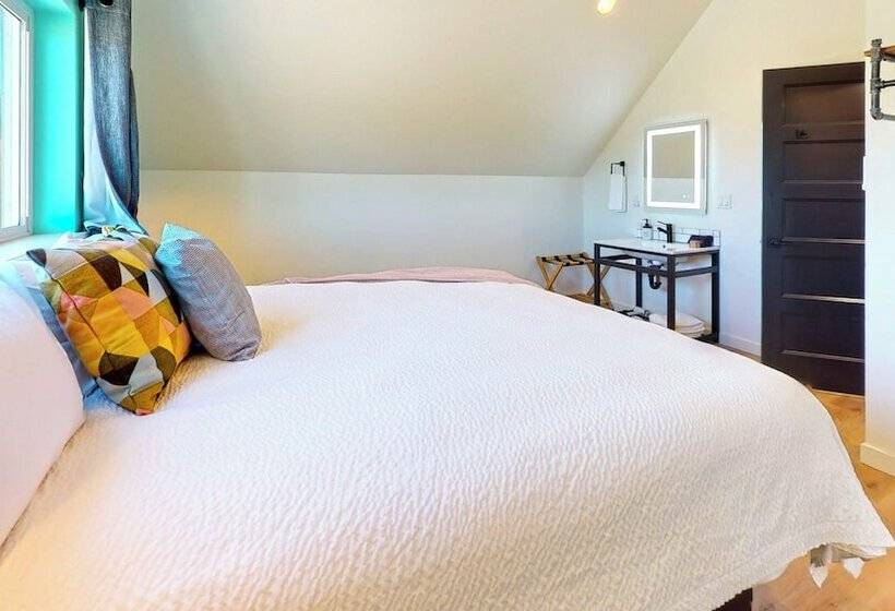 The Commons   Urban Coastal Lodging