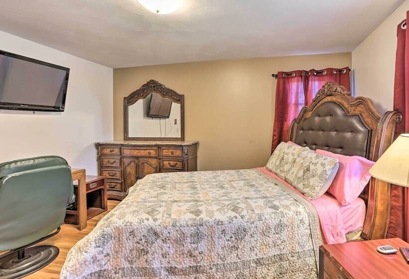 Toledo Home W/ Direct Golf Course Access!