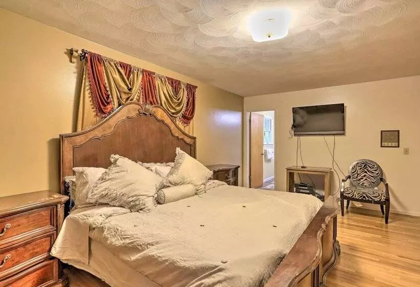 Toledo Home W/ Direct Golf Course Access!