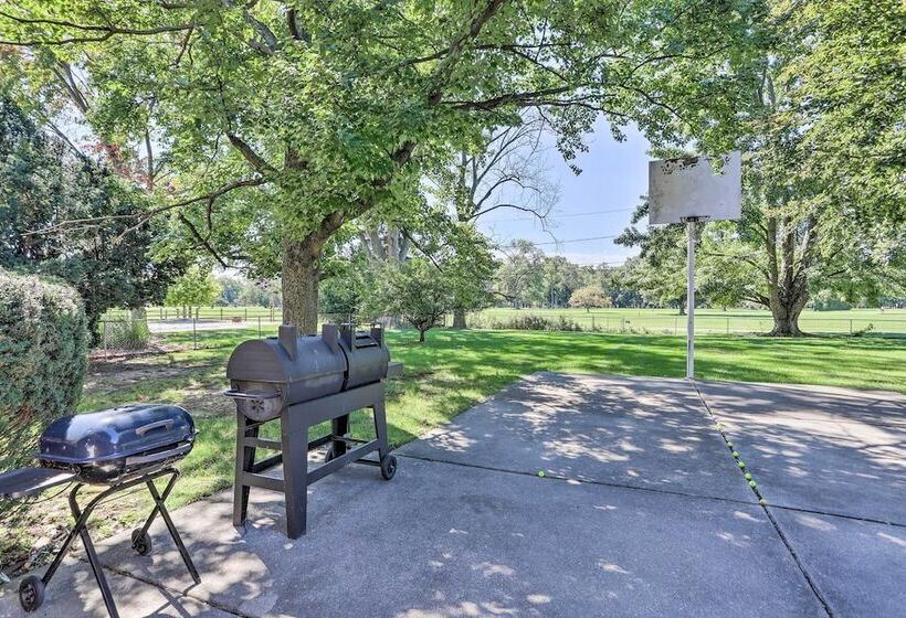 Toledo Home W/ Direct Golf Course Access!