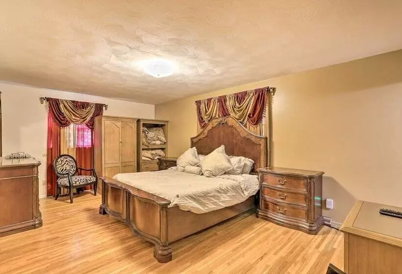 Toledo Home W/ Direct Golf Course Access!