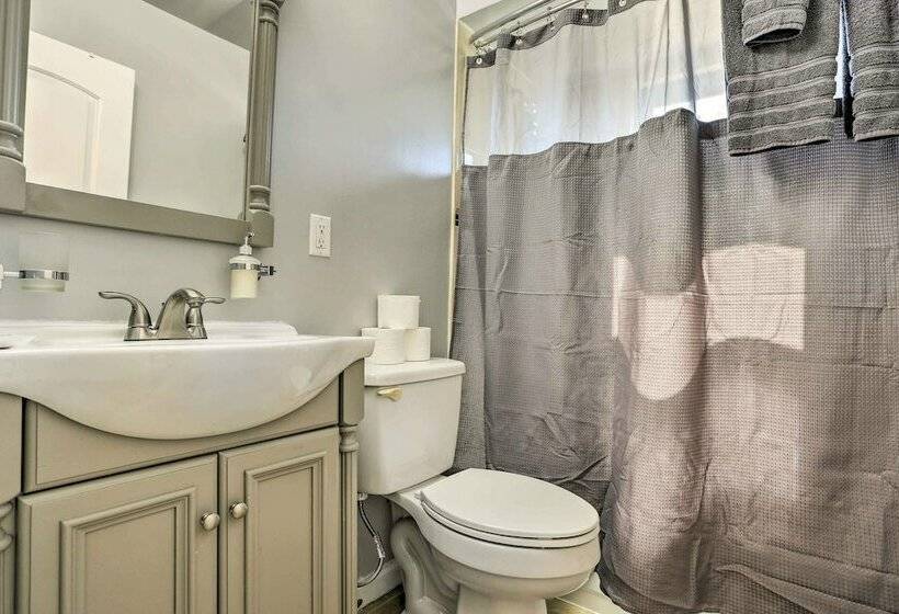 Vibrant Teaneck Home ~ 12 Mi To Manhattan!