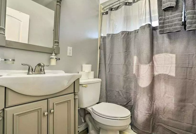 Vibrant Teaneck Home ~ 12 Mi To Manhattan!