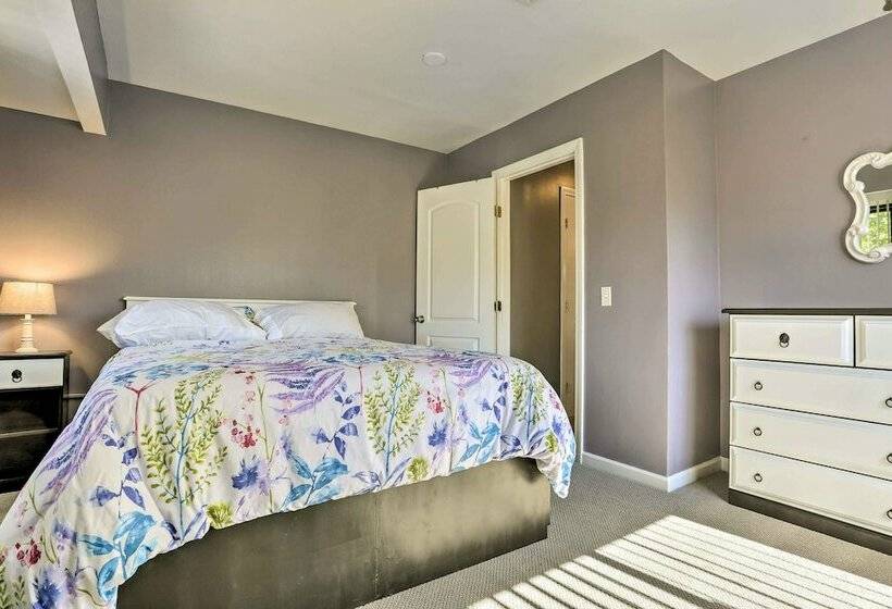 Vibrant Teaneck Home ~ 12 Mi To Manhattan!