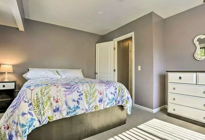 Vibrant Teaneck Home ~ 12 Mi To Manhattan!