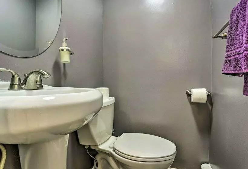 Vibrant Teaneck Home ~ 12 Mi To Manhattan!