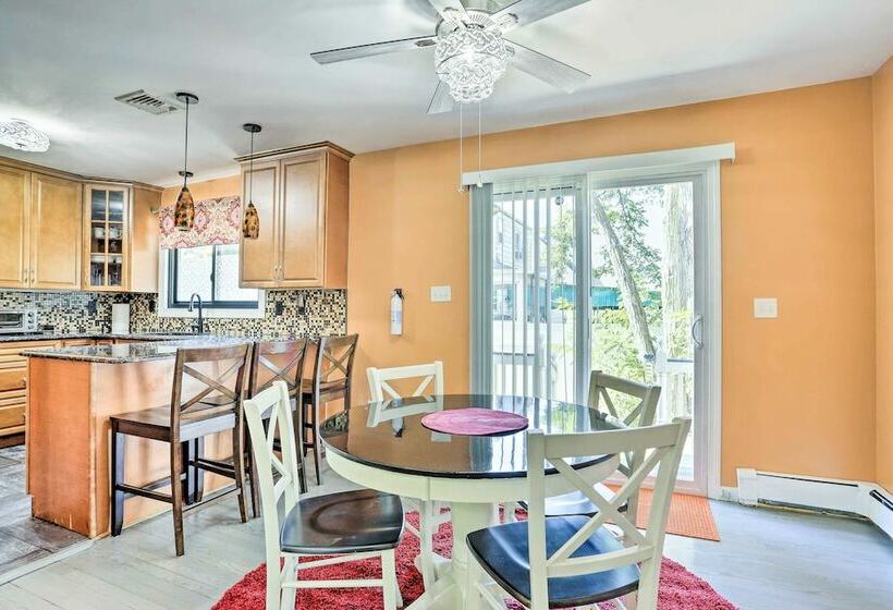 Vibrant Teaneck Home ~ 12 Mi To Manhattan!