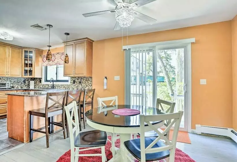 Vibrant Teaneck Home ~ 12 Mi To Manhattan!