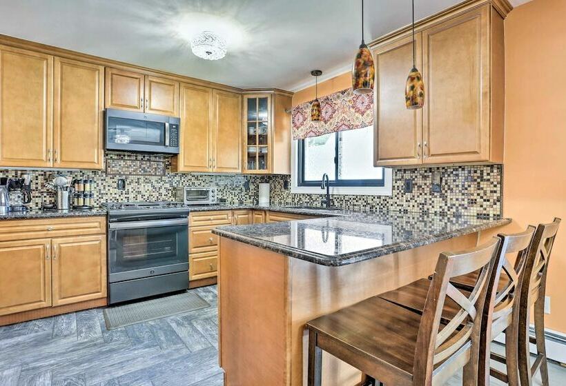 Vibrant Teaneck Home ~ 12 Mi To Manhattan!