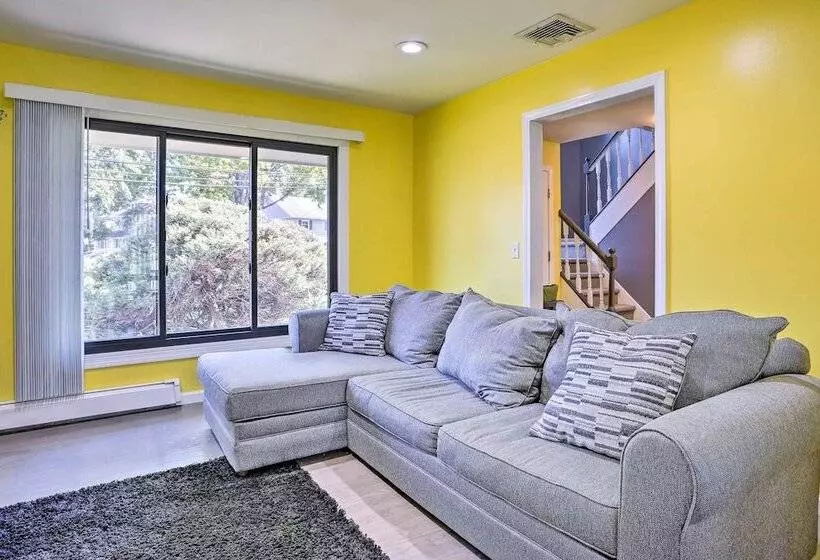 Vibrant Teaneck Home ~ 12 Mi To Manhattan!