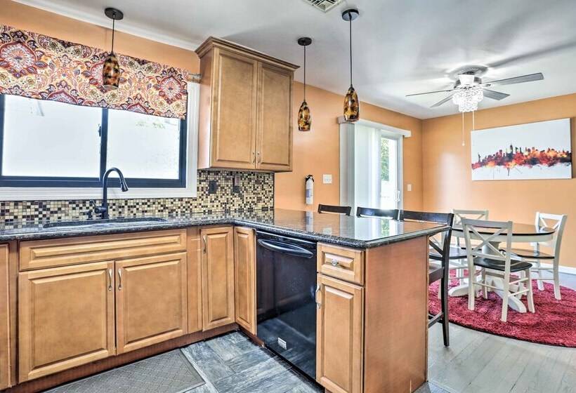 Vibrant Teaneck Home ~ 12 Mi To Manhattan!