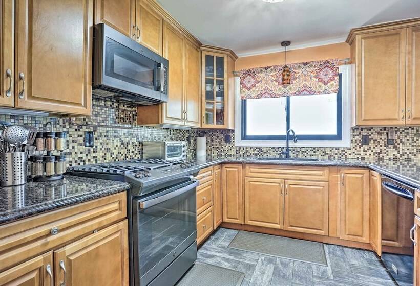 Vibrant Teaneck Home ~ 12 Mi To Manhattan!