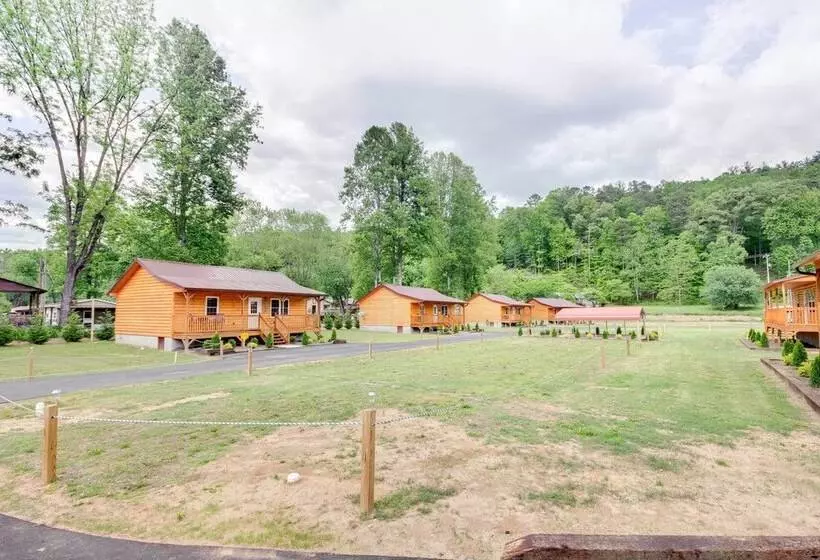 Waterfront Cabin W/ Hot Tub On Tuckasegee River!