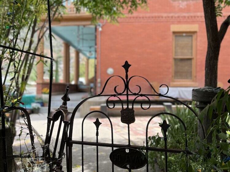 ベッドアンドブレックファースト The Oliver House