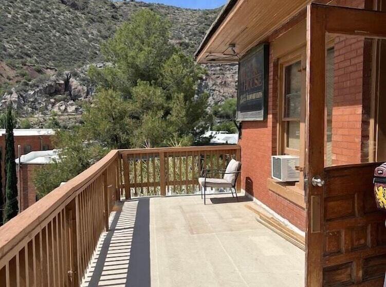 ベッドアンドブレックファースト The Oliver House