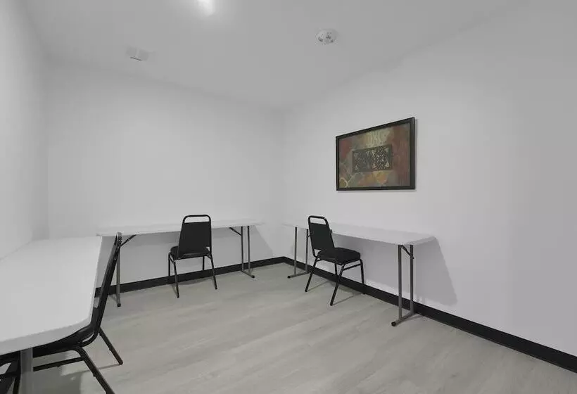 Hotelli Holmes Suites Inn Columbus Pataskala   I 70 East