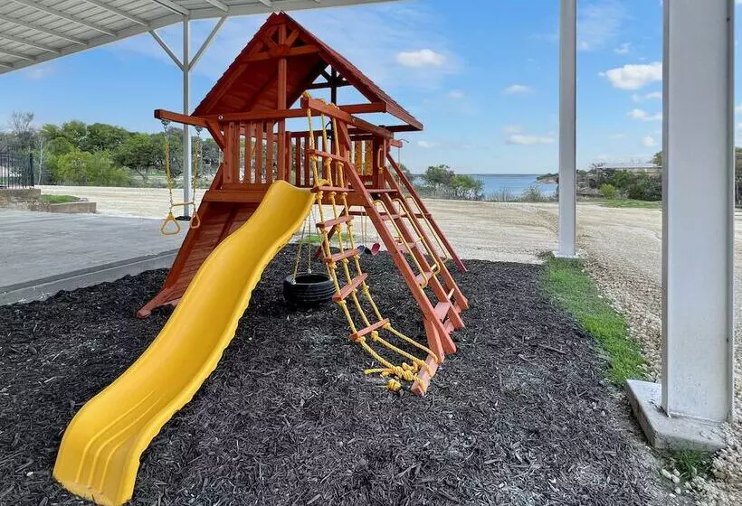 Hotelli Whitney Ridge Resort